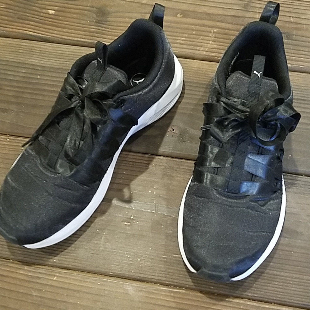 Black Puma Tennis Shoes